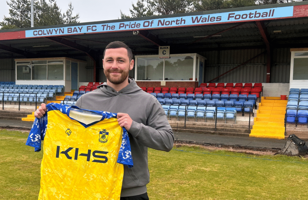 Aron Williams signs for the Bay 2 Aron
