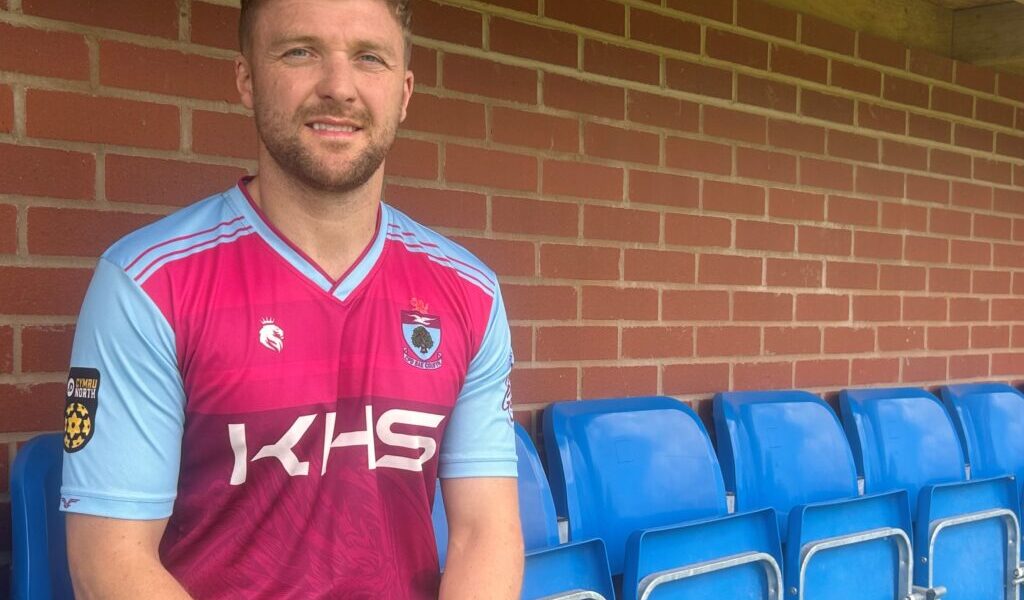 Nathan Peate signs for the Bay 1 Nathan Peate 1024X718 1